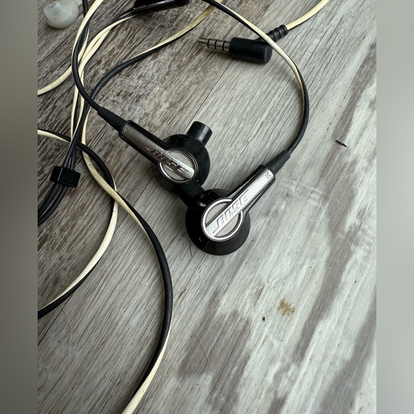 Bose Black In-Ear Headphones with Ear Tips - Picture 4 of 4
